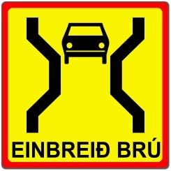 Unterwegs in Island: Verkehrsschilder kündigen eine einspurige Brücke an.