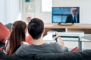 Jugendschutz im Fernsehen soll Entwicklungsbeeinträchtigungen von Kindern entgegenwirken.