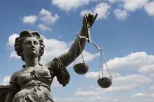 Justitia symbolisiert die Gerechtigkeit bei der Rechtssprechung.