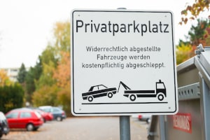 Als Kennzeichnung für einen Privatparkplatz dient in aller Regel ein entsprechendes Schild.