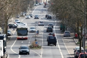 Für Kinder ist der Straßenverkehr mit vielen Gefahren verbunden.