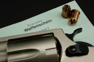 Ein kleiner Waffenschein ist in Deutschland für bestimmte Waffen vorgeschrieben.