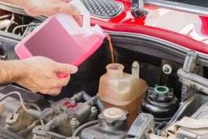 Kontrollleuchten im Auto: Wenn das Kühlmittel nachgefüllt werden muss, leuchtet eine bestimmte auf.