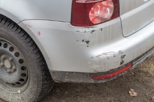 Kratzer im Auto: Fahrerflucht kann auch in einem solchen Fall vorliegen.