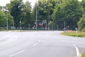 Unechter Kreisverkehr: es gilt rechts vor links.