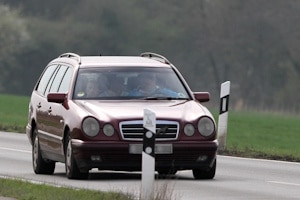 Leitpfosten mit Reflektor: Die Bedeutung wird die Verkehrssicherheit ist nicht zu unterschätzen.