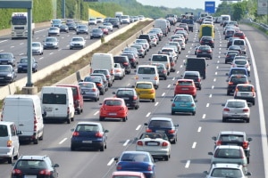 Sie haben die Lenkzeit überschritten, weil ein Stau die Weiterfahrt verhinderte? Wer richtig handelt, kann Sanktionen vermeiden.