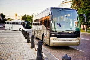 Vorgaben zu den Lenkzeiten: Busfahrer im Reisebus dürfen maximal 9 Stunden hinter dem Steuer sitzen.
