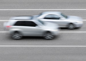 Lichtschranken-Blitzer tendieren zu fehlerhaften Messungen, wenn Autos nebeneinander fahren.