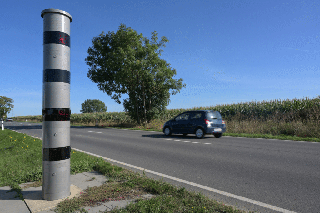 Die von einem Blitzer mit Lidar-Technik ermittelten Daten werden in Deutschland an die zustände Behörde gesendet.