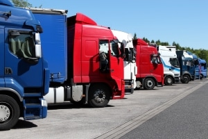 Wie schnell darf ein Lkw auf der Autobahn fahren? Die Geschwindigkeit hängt vom Gewicht des Fahrzeugs ab.