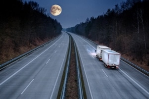 Während der Nachtstunden gilt ein Lkw-Fahrverbot in Österreich.