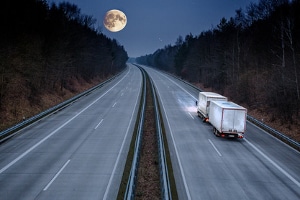 Müssen auf bestimmten Strecken in Deutschland Pkw oder Lkw ein Fahrverbot nachts einhalten?