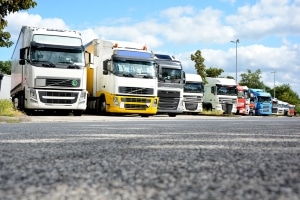 Wenn das Lkw-Fahrverbot gilt, bleiben die Fahrzeuge besser auf dem Parkplatz.