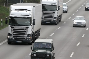 Die StVO definiert die für Lkw zulässige Geschwindigkeit auf der Autobahn.