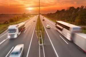 Die für Lkw geltende Höchstgeschwindigkeit auf der Autobahn hängt in Deutschland vom Gewicht der Kfz ab.