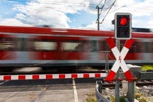 Kommt es zwischen Zug und Lkw zu einem Unfall am Bahnübergang, entsteht meist ein erheblicher Schaden.