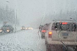 Ein mobiler Blitzer-Anhänger kann bei Regen unter Umständen falsch messen.