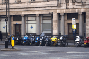 Zweiräder sind beliebt. Ob Sie Moped mit 15 fahren dürfen, erfahren Sie hier.