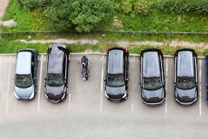 Motorrad richtig parken: Auf einem Pkw-Parkplatz ist das generell erlaubt.