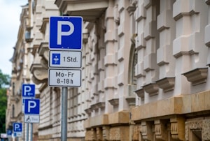 Zusatzzeichen können einen Parkplatz für einen Werktag beschränken. Der Samstag kann auch ausgeschlossen sein. 
