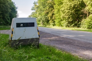 Gut geschützt vor Umwelteinflüssen blitzt der PoliScan M1 HP auch aus dem Entforcement Trailer.