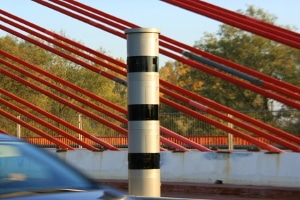 Das PoliScan Speed kann als Tower auftreten. Dieses säulenartige, stationäre Messgerät ist oft an einen Blitzer gekoppelt.
