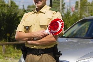 Praktische Prüfung: Ein Polizist kontrolliert die Einhaltung der Regeln zur Verkehrserziehung.