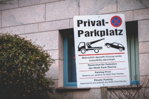 Es kommt nicht selten vor, dass Besitzer von einem Privatparkplatz Falschparker abschleppen lassen müssen.