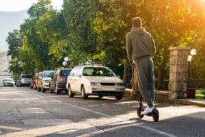 Missachten Sie die Promillegrenze für E-Scooter, drohen Bußgelder oder Strafen.