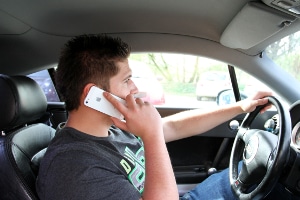 Radarwarner im Handy dürfen nicht benutzt werden. Auch das Halten des Telefons während der Fahrt wird sanktioniert.