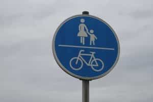Besteht eine Radwegepflicht, ist das Radfahren auf Bundesstraßen nicht erlaubt.