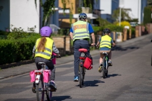 Bei der praktischen Radfahrprüfung müssen die Kinder auf allerhand achten.