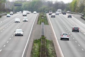 Auf der Autobahn von rechts überholen - wann ist das erlaubt?