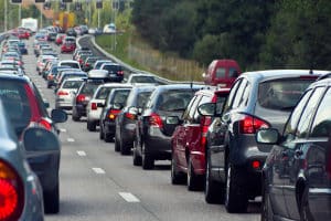 Die Regelungen bei einem Stau auf der Autobahn sind unbedingt einzuhalten.