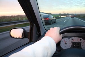 Veränderungen beim Reifendruck: Leuchtet die Kontrollleuchte auf, sollten Autofahrer ihr Fahrverhalten anpassen.