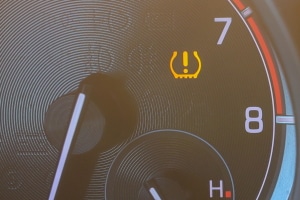 Reifendruckkontrollleuchte leuchtet nach Reifenwechsel: Dies passiert, wenn das System nicht richtig kalibriert wurde. 