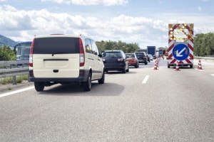 Auf ein Reißverschlussverfahren wird durch Verkehrszeichen hingewiesen.