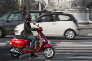 Roller zu fahren ohne geeigneten Helm, kann Bußgelder nach sich ziehen.