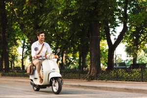 Roller fahren: Ohne Kennzeichen kann das Folgen haben.