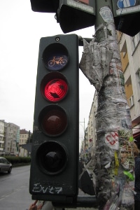 Haben Sie die rote Ampel nicht gesehen, weil Sie z. B. überklebt war, kann ein Einspruch eventuell glücken