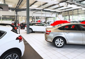 Um die Zulassungskosten für ihre vielen Fahrzeuge bewältigen zu können, greifen Autohändler auf für sie exklusive rote Kfz-Kennzeichen zurück.