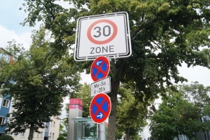 Das Schild für ein absolutes Halteverbot kann mit Pfeilen oder Zusatzzeichen ergänzt sein.