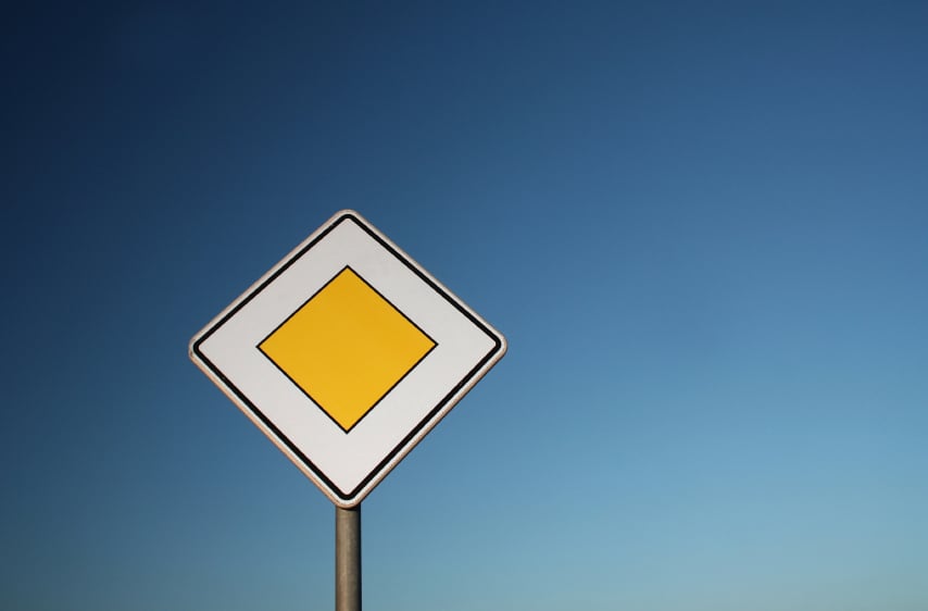 was ist außerorts auf vorfahrt straßen erlaubt Was ist außerorts auf vorfahrtstraßen erlaubt?