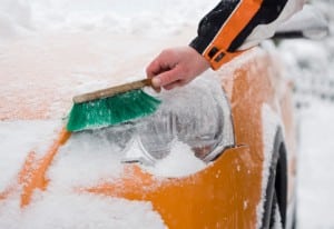 Bei tiefem Schnee können Schneeketten und Gleitschutzsysteme helfen.