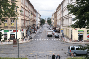 Der Sicherheitsabstand in der Stadt sollte bei 50 km/h drei Autolängen betragen.