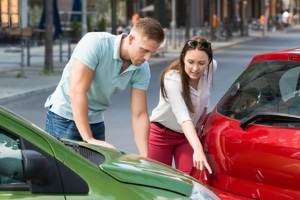 Missachten Sie den vorgeschriebenen Sicherheitsabstand innerorts, kann dies leicht zum Unfall führen.