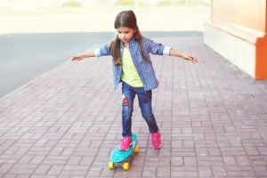 Mit dem Skateboard fahren lernen: Für Anfänger kann dies ein schwieriges Unterfangen sein.