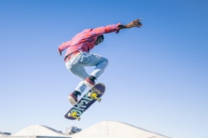 Damit Sie sicher auf dem Skateboard fahren, sollten Sie auch auf die passende Kleidung und geeignete Schuhe achten.