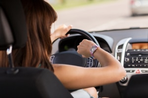 Eine Smartwatch am Steuer zu verwenden, kann den Fahrer unnötig ablenken